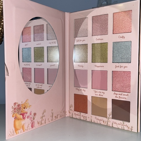 Disney Winnie the Pooh Eyeshadow Palette with mirror - Picture 3 of 3